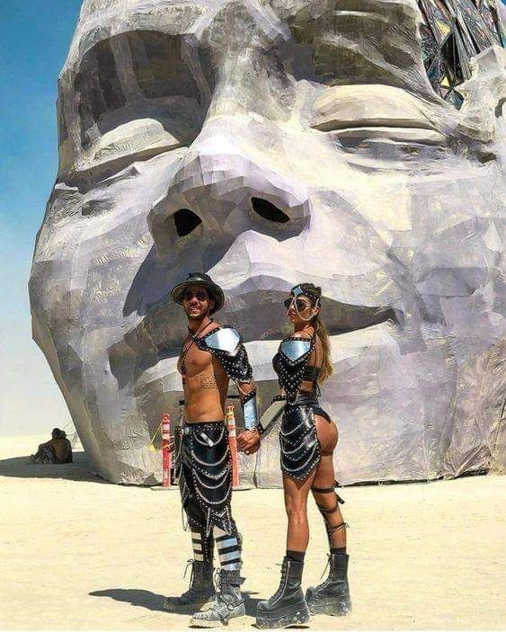 Burning Man — ежегодный фестиваль в пустыне Блэк-Рок (Невада, США), где на неделю создается временный город Блэк-Рок-Сити. Фестиваль основан на принципах радикального самовыражения, искусстве, экономике дарения (без денег) и правиле «не оставляй след