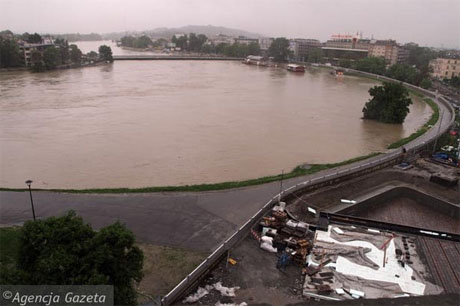 8-метровая стена воды движется к Варшаве