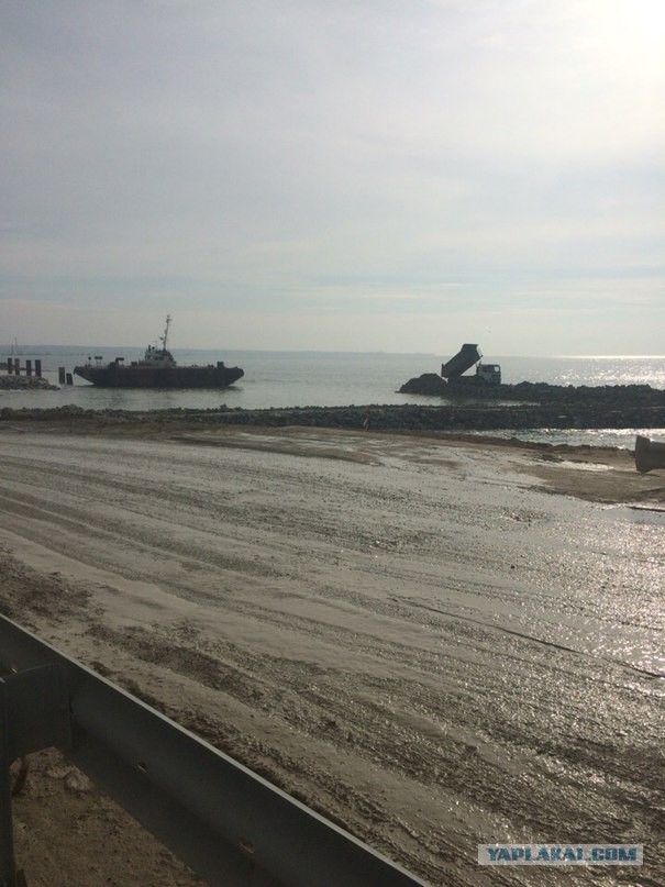 Керчане полюбили мост через пролив