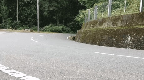 Мотоциклист входит в поворот на полной скорости