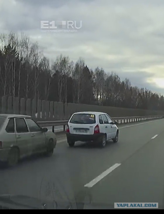 Столкнули с трассы: появилось видео жуткой аварии в Екатеринбурге, где пострадала 9-летняя девочка