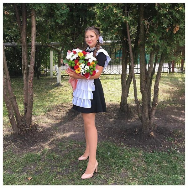 Ослепительные одиннадцатиклассницы 2019 года: Каблуки, помада, кружева