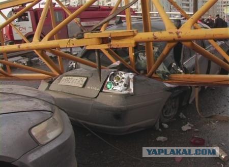 В Красноярске на прохожих рухнул башенный кран