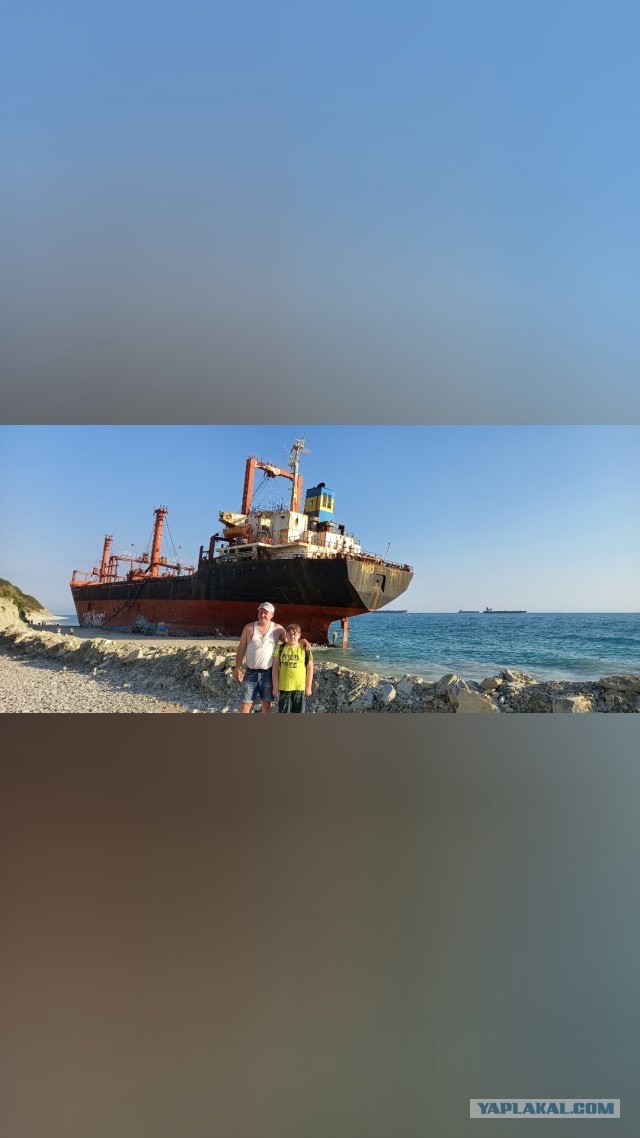 В Краснодарском крае в районе Туапсе судно из Камеруна село на мель и теперь, кажется, может надолго застрять в Чёрном море