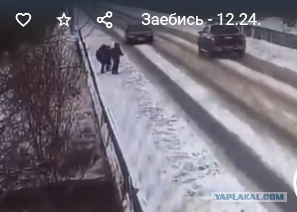 Ребенок сиганул под колеса проезжающей мимо машины