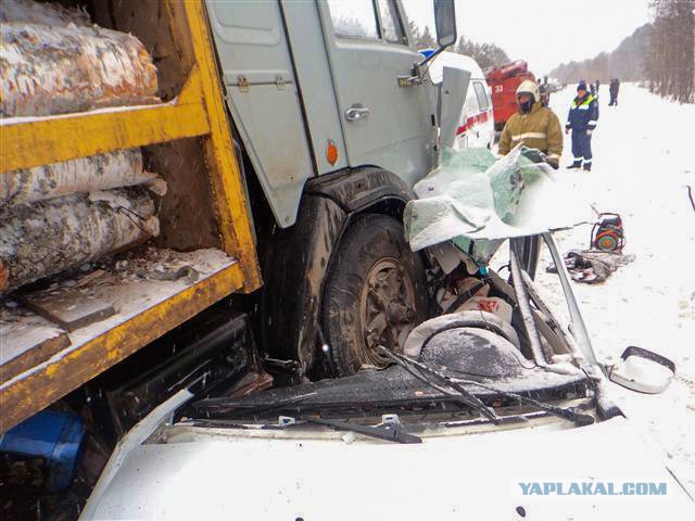 Два человека погибли в жутком ДТП на трассе в Архангельской области