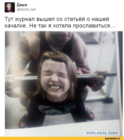 Тренер мужчина и девушки в спортзале.