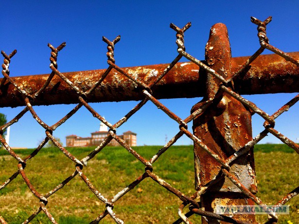 Как эффектно перелезть через забор