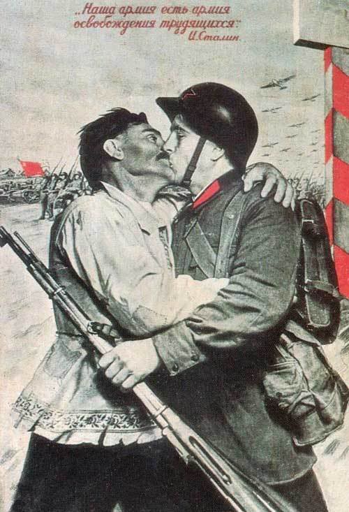 На Западе верят, что на этом фото целуются немецкий солдат и красноармейка на параде в 1939-м. А что на самом деле?