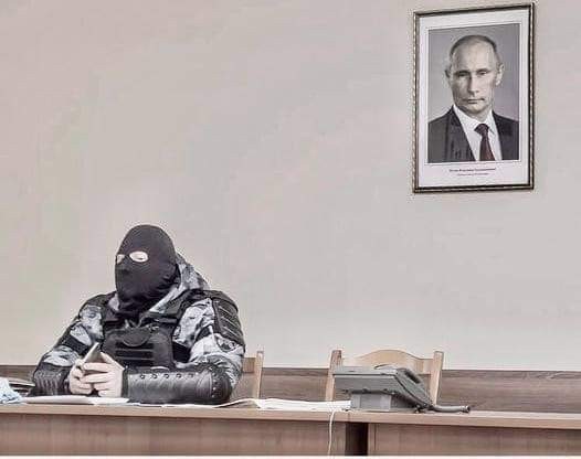 "Страна, которой нет" и "Полная дичь". Фото силовиков на фоне вывесок и надписей