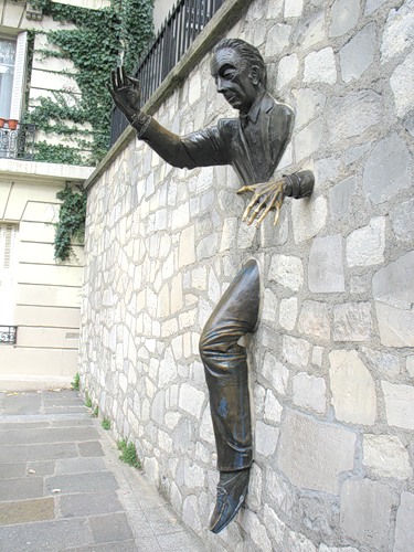 Памятник марселю эме человек проходящий сквозь стену. Как пройти сквозь стену. Статуя в стене. Проходящий сквозь стены. Человек проходит сквозь стену.