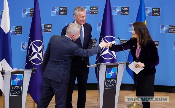 Захарова предупредила Финляндию и Швецию о месте «на передовой» НАТО