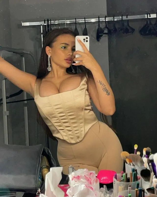 Дамы с телефонами