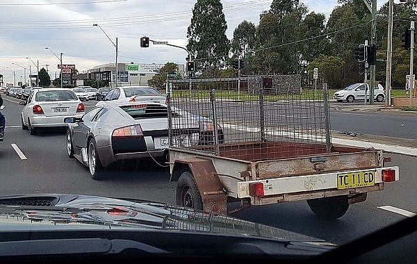 Дачник на Bentley с прицепом был замечен на Третьем транспортном кольце в Москве