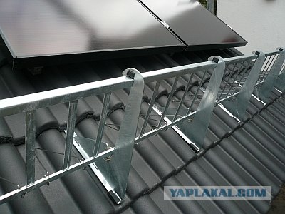 Снег с крыши дома упал на машины