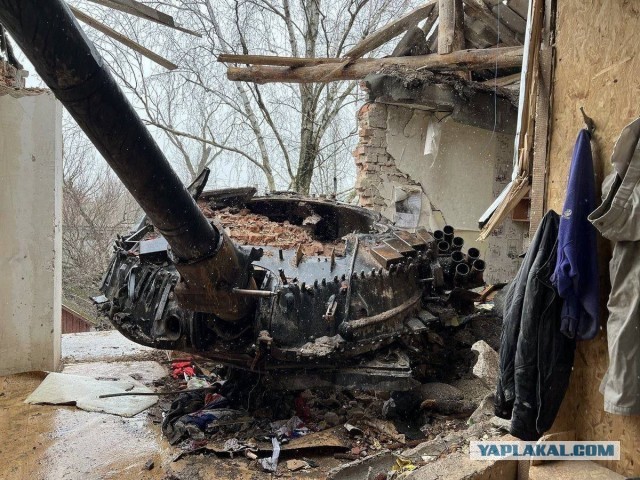 В Мариуполе башня танка залетела на 5 этаж здания