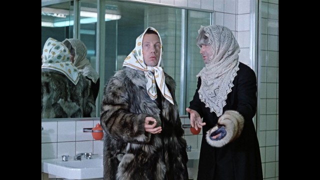 Трансгендер ( переодетый в женщину мужик) зашёл в женский туалет.