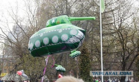 Почему я не могу найти в магазинах Деда Мороза, везде только Санта Клаусы!