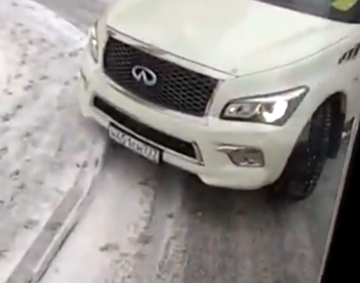 Водитель Infiniti не пропускает два пожарных автомобиля и скорую в московском дворе