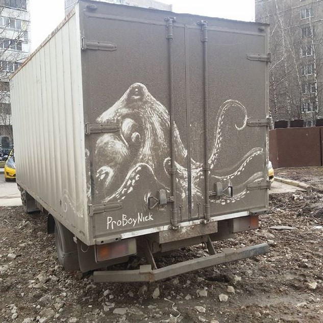 Уличный художник, рисующий на грязных машинах