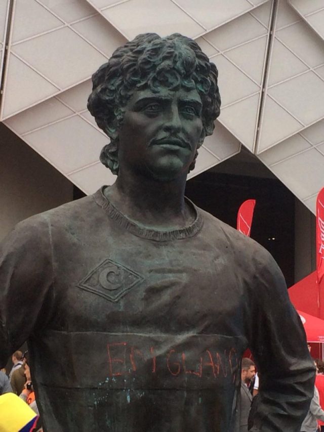 Английские болельщики написали на памятнике Черенкову «Англия»