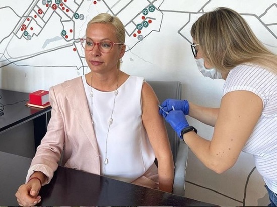 Вице-мэр Новосибирска сделала снежного ангела в купальнике
