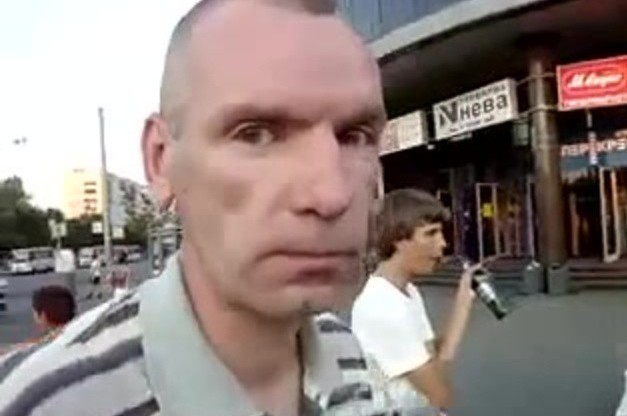 Гей стал наезжать на парня, который сделал ему замечание.