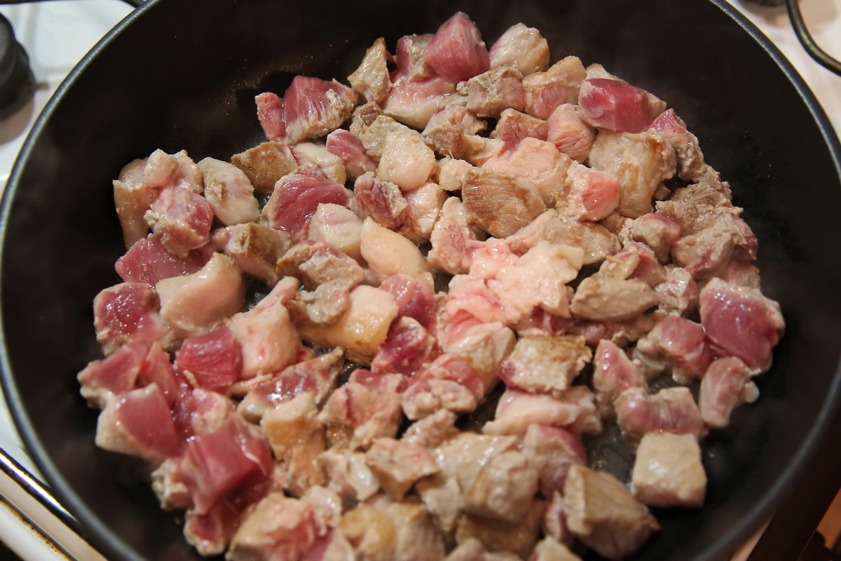 Готовим свинину кусочками. Свинина кусочками. Вкусная свинина на сковороде кусочками. Свинина кусочками на сковороде с яблоками. Свинина кусочками на сковороде в соусе.