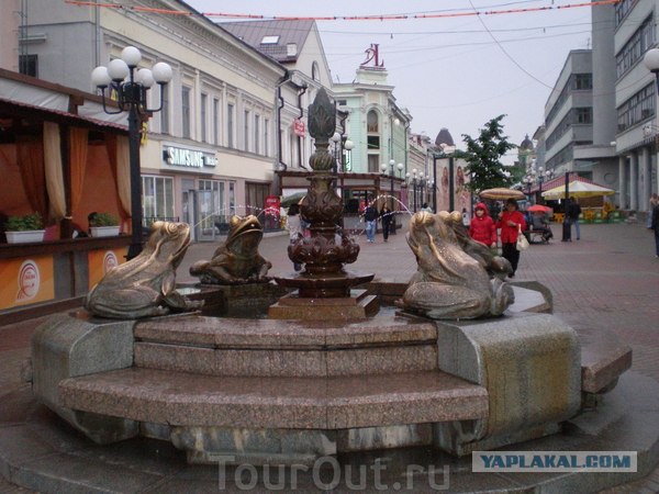 Какие части на бронзовых статуях трут на счастье?
