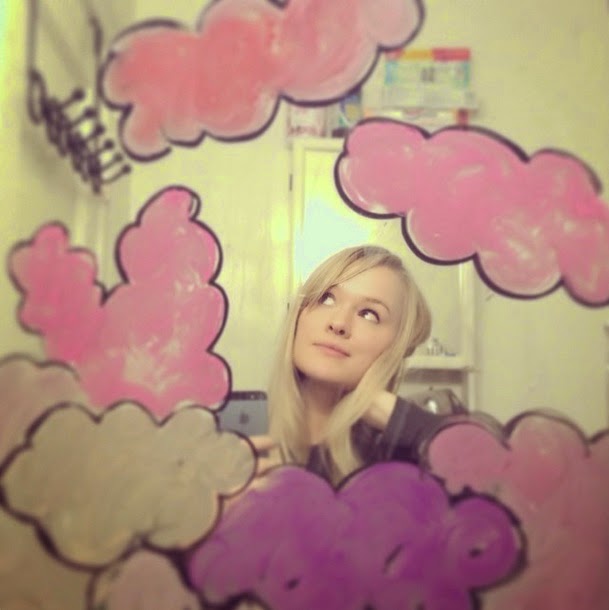 Девушка делает автопортреты, дорисовывая реальность на зеркале!