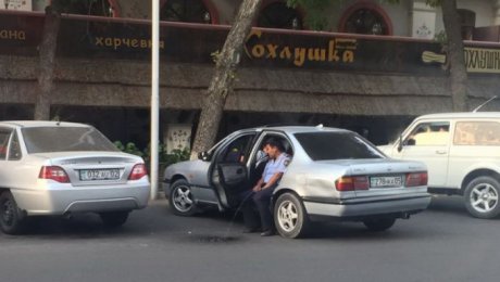 Сотрудник ДПС забыл в павильоне с шаурмой автомат Калашникова