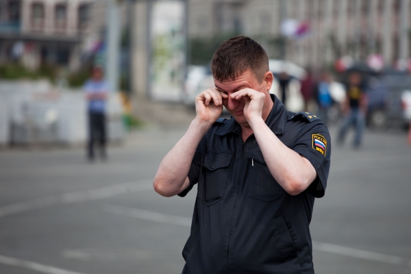 Мужчина с криками “Следственный комитет” раздает оплеухи полицейским