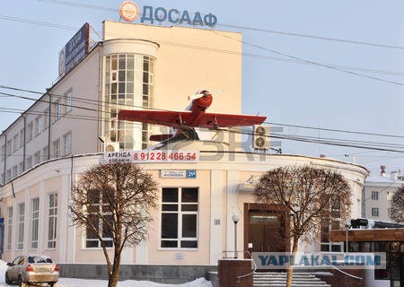 Самолет во дворе