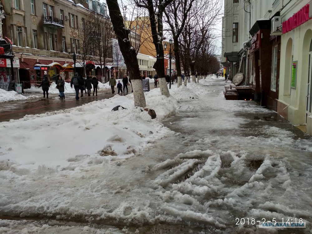 Почему без снега. Легкий снег в Москве. Просто снег. Цвет Московский снег. Москва в легком снегу.