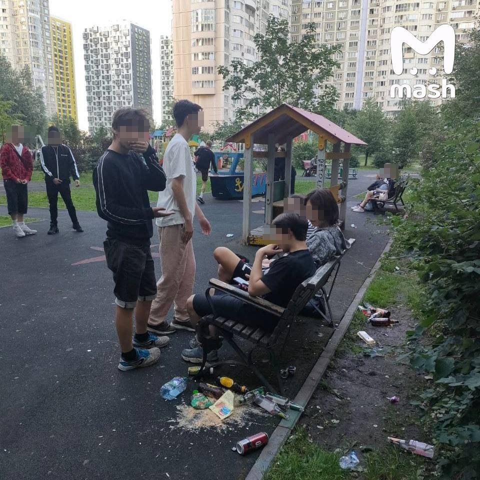 Банда зумеров захватила двор в подмосковных Химках и терроризирует весь район.