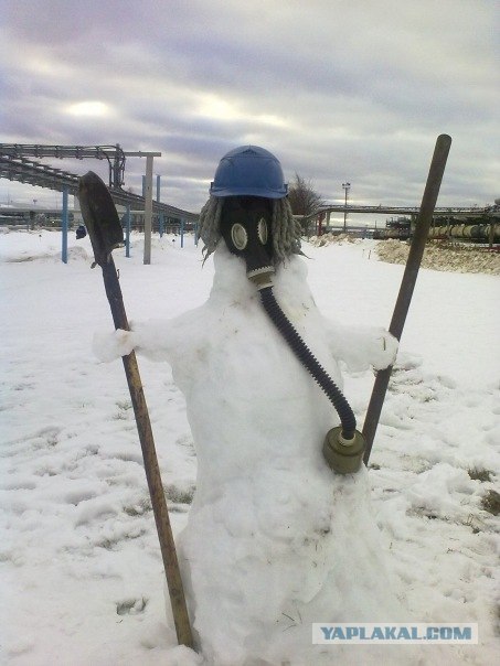 Лепили снеговика и немного увлеклись...