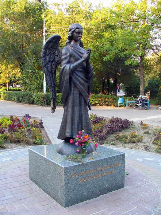 Потри памятник и будет тебе счастье.