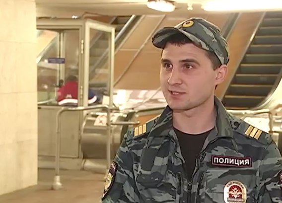 В Москве наградили патрульного, который, рискуя собственной жизнью, спас в метро упавшего на рельсы