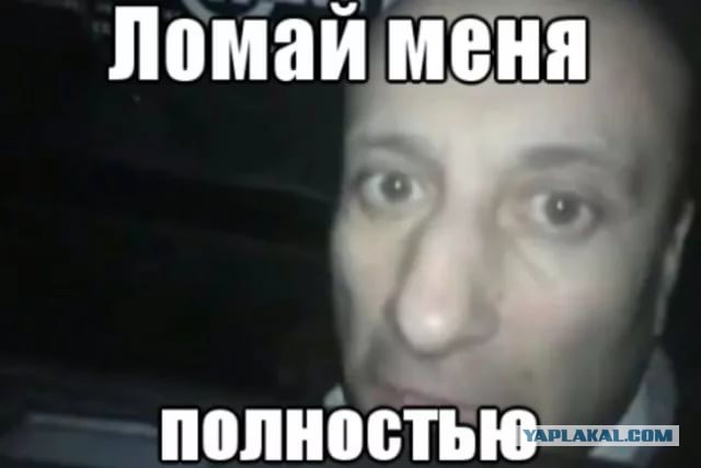 Симпатичная блондинка, работающая тюремным надзирателем