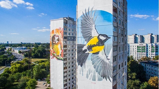 В Челябинске закрасили серой краской граффити с девушкой, встречающей гостей