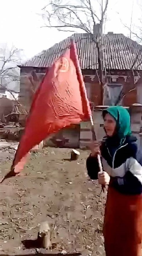Губернатор Омской области посетил сгоревшую деревню, но, кажется, это мало кому интересно. А вот водитель чем-то цепляет