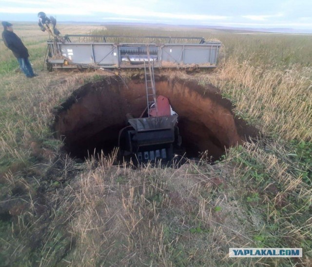 Под землю провалился комбайн