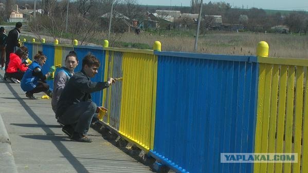 Возле Белого Дома растянули наибольший Флаг Украины