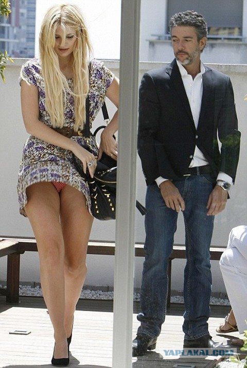 Летние девушки в мини юбках и не только