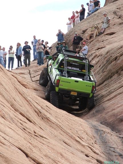 Скалы, болота,равнины - все равно: Dodge Ram T-rex