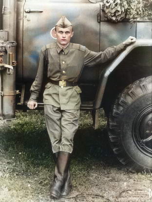 Нейросеть на хаялву раскрашивает фото к 9 мая