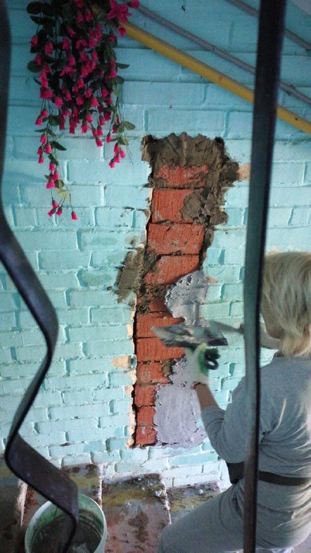 В калужском поселке рабочие меняли трубу в подъезде и оставили сквозную дыру в квартире матери-одиночки