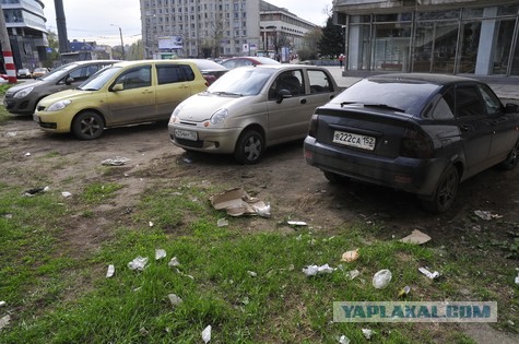 Как паркуются в Париже и цена на топливо. Фото.