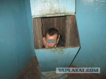 Бобслеист Джонни Куин застрял в лифте.