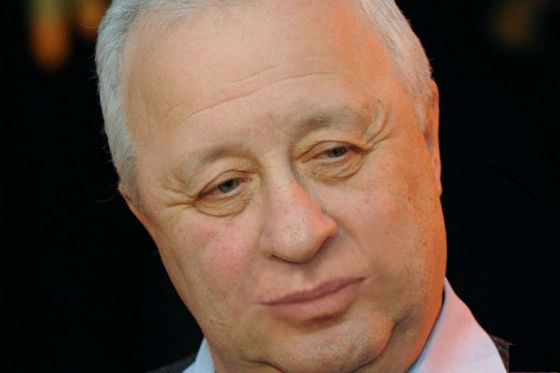 Зачем "володька" сбрил... брови?